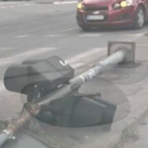 Nesvakidašnja scena u Novom Sadu: Oluja oborila semafor!