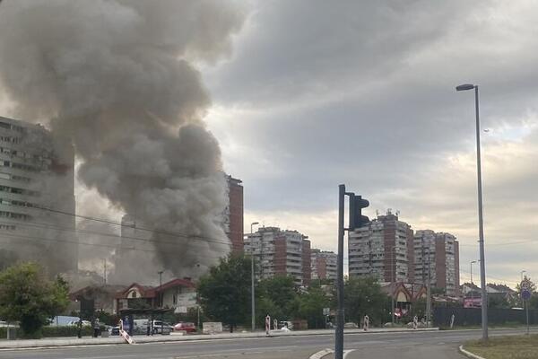 GORI TRŽNI CENTAR NA NOVOM BEOGRADU! Vatrena stihija guta lokale i krov, 40 vatrogasaca na terenu (VIDEO)