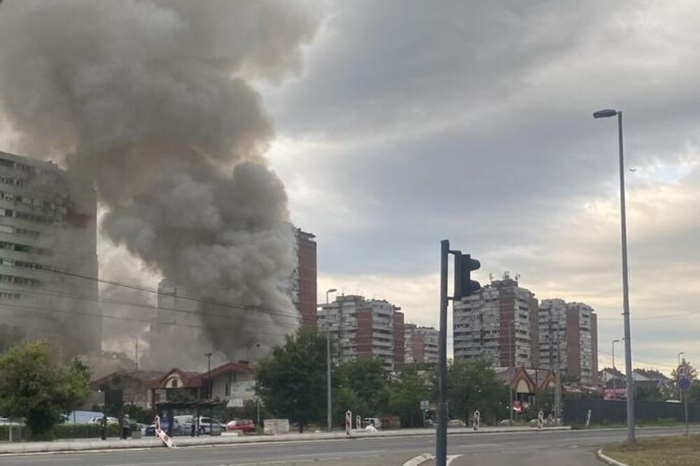 GORI TRŽNI CENTAR NA NOVOM BEOGRADU! Vatrena stihija guta lokale i krov, 40 vatrogasaca na terenu (VIDEO)