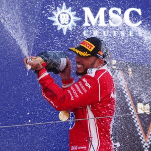 Hamilton na ivici suza posle pobede u Barseloni! Zastavu držao Novak Đoković, emocije na sve strane, "HVALA FERARI"