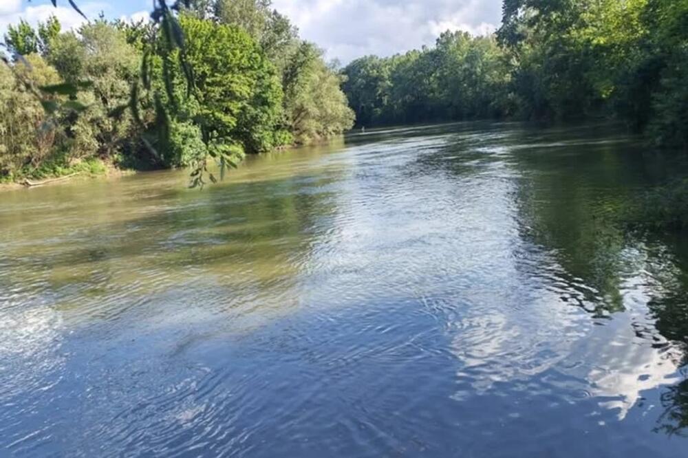 Maja prodaje plac na vodi po retko viđenoj ceni! dobijate 17 ari i sopstveni izlaz na reku za malo para