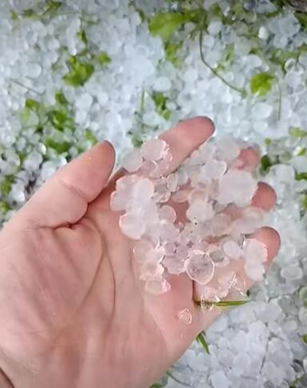 Pada grad veličine lešnika, nestala struja, duva jak vetar! Strašno grmljavinsko nevreme razorilo BiH (VIDEO)