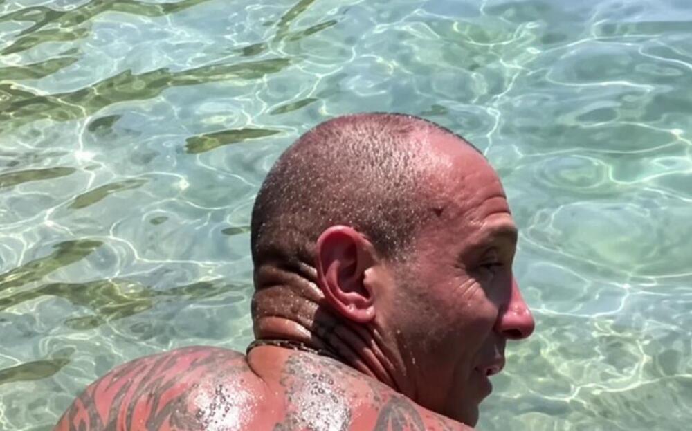 IZAŠAO SAM IZ MORA U GRČKOJ, A ZBOG ONOG ŠTO MI JE BILO NA LEĐIMA LJUDI SU VRIŠTALI I BEŽALI! Snimak je JEZIV