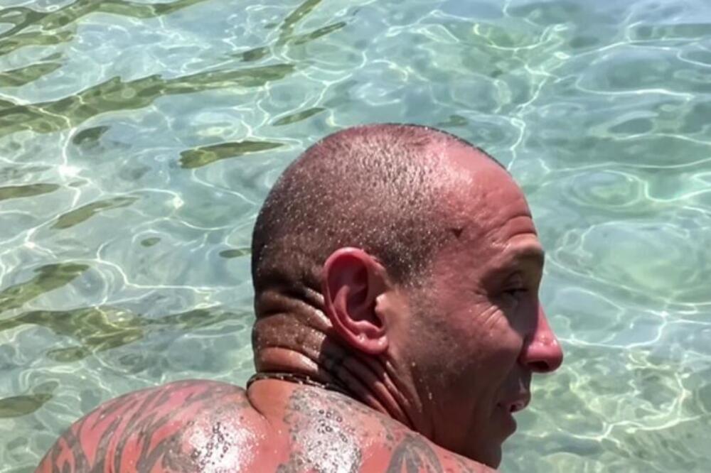 IZAŠAO SAM IZ MORA U GRČKOJ, A ZBOG ONOG ŠTO MI JE BILO NA LEĐIMA LJUDI SU VRIŠTALI I BEŽALI! Snimak je JEZIV