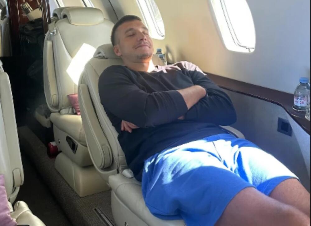 IZUO PATIKE, OBUKAO MALI ŠORTS I MAJICU PA SE ZAVALIO: Pogledajte kako se baškari Bogdan Bogdanović, UŽIVA! (FOTO)