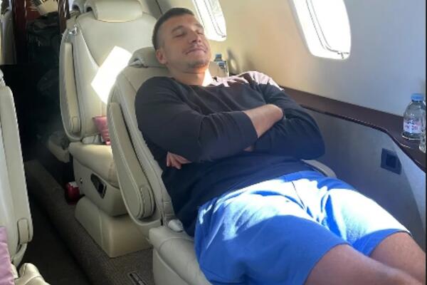 IZUO PATIKE, OBUKAO MALI ŠORTS I MAJICU PA SE ZAVALIO: Pogledajte kako se baškari Bogdan Bogdanović, UŽIVA! (FOTO)