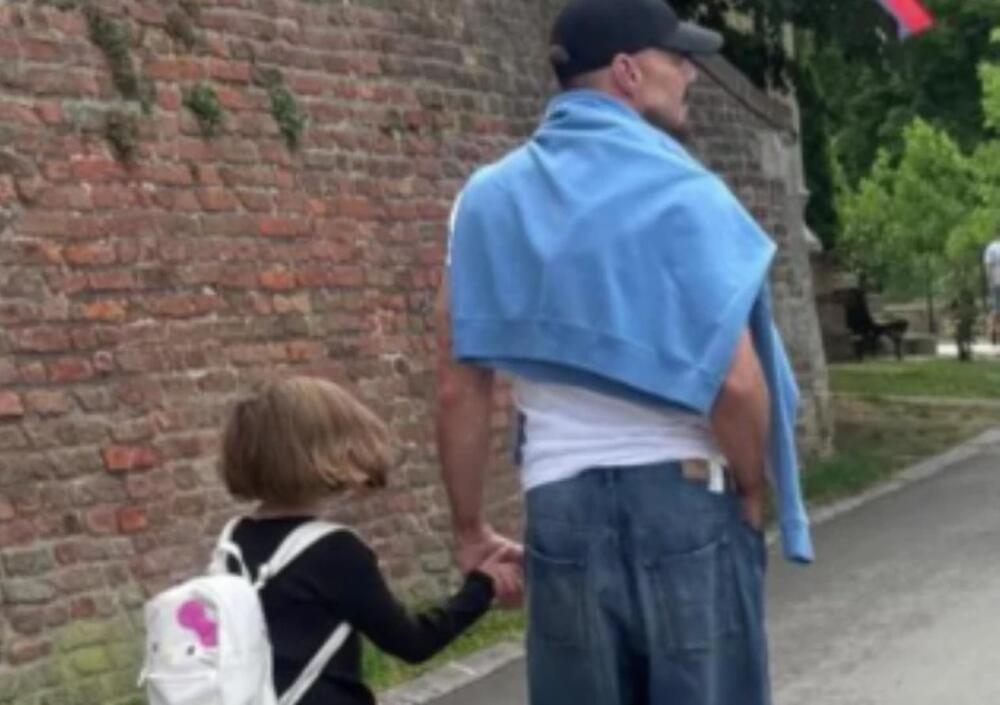 RIKI MARTIN ŠETA KALEMEGDANOM SA DECOM - ĆERKOM, SINOM I 2 BLIZANCA: Oduševljen Beogradom, KUPIO JE OVE 2 STVARI!