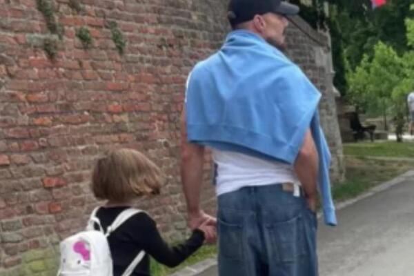 RIKI MARTIN ŠETA KALEMEGDANOM SA DECOM - ĆERKOM, SINOM I 2 BLIZANCA: Oduševljen Beogradom, KUPIO JE OVE 2 STVARI!