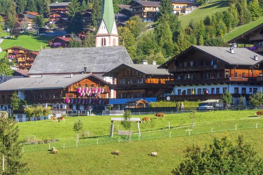 U jednom od najlepših sela ne postoje moderne kuće: Sve izgledaju kao da su stare 100 godina, a evo i zašto