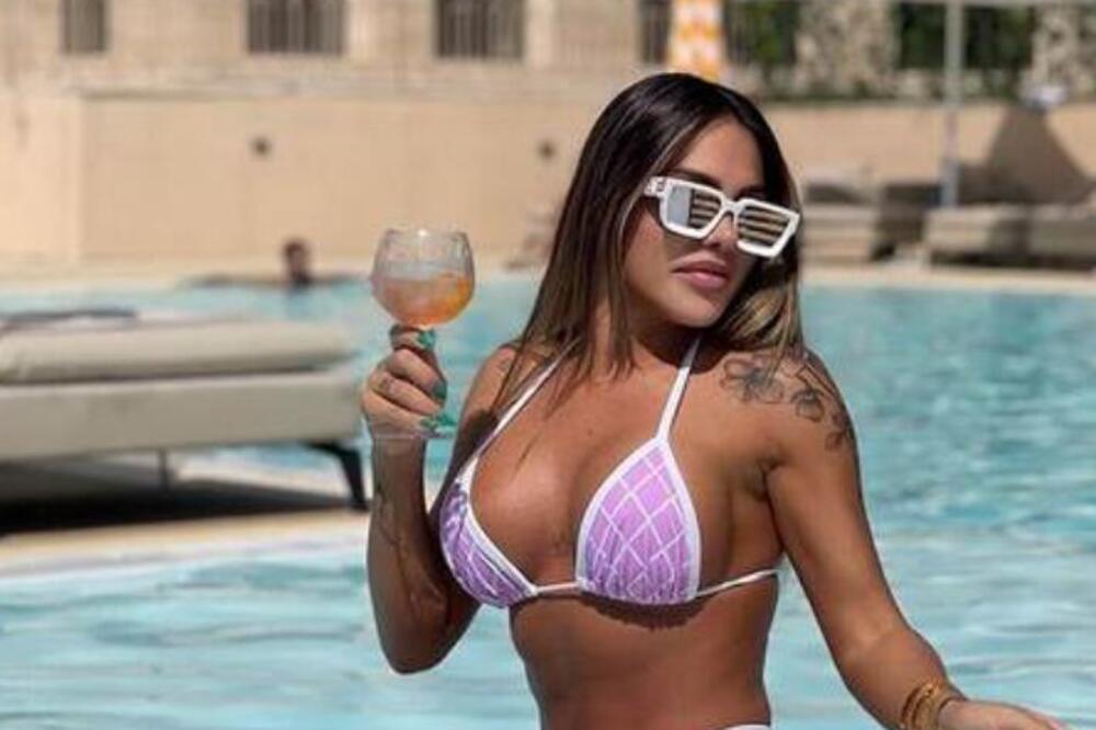 MIKRO BIKINI SANDRE AFRIKE! Gori internet, LILA TRAČICE jedva prekrile SILIKONE: Nikad VRELIJI KADROVI najzgodnije!