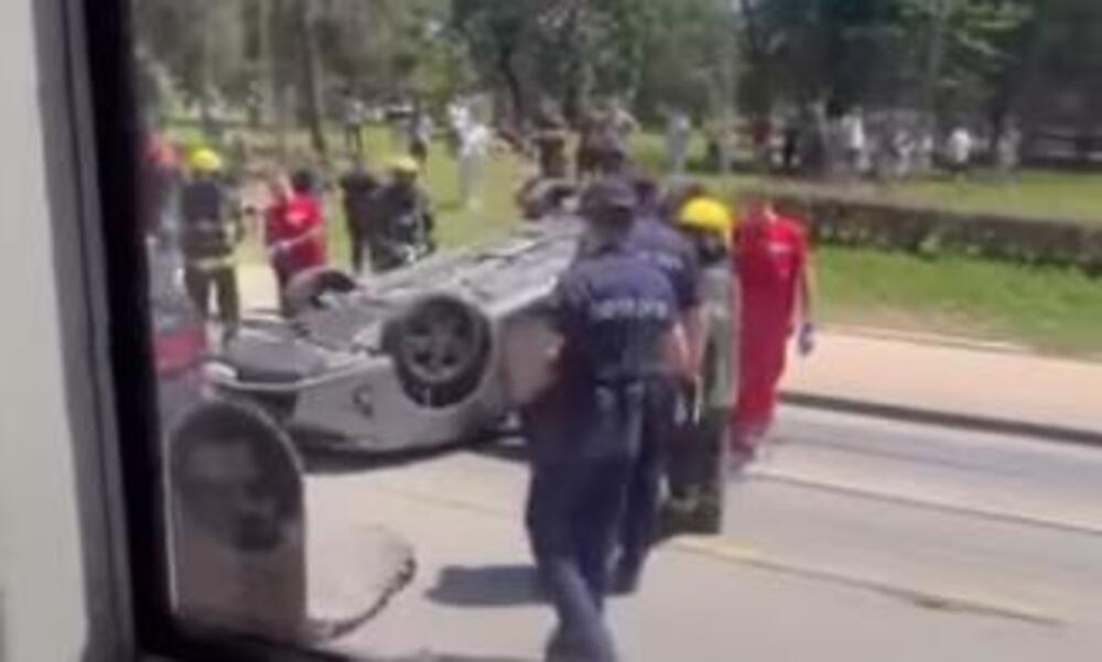 Automobil se prevrnuo na krov na Banovom brdu: Saobraćaj usporen, na licu mesta u vatrogasci i policija! (VIDEO)