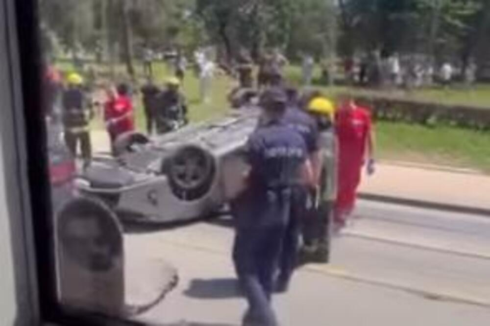 Automobil se prevrnuo na krov na Banovom brdu: Saobraćaj usporen, na licu mesta u vatrogasci i policija! (VIDEO)