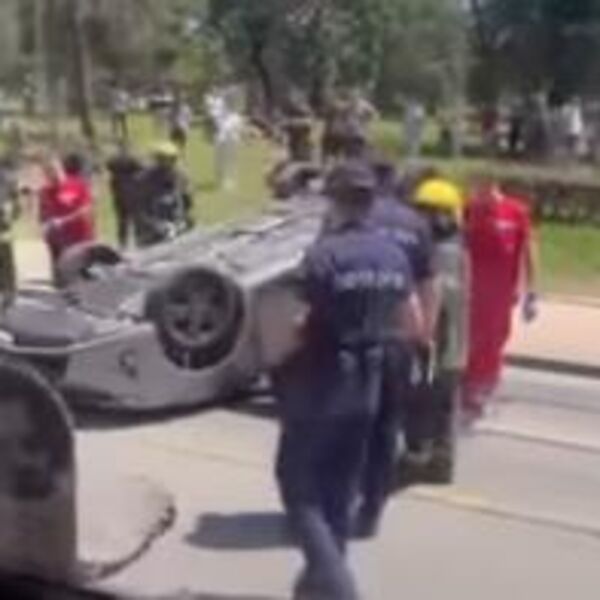 Automobil se prevrnuo na krov na Banovom brdu: Saobraćaj usporen, na licu mesta u vatrogasci i policija! (VIDEO)