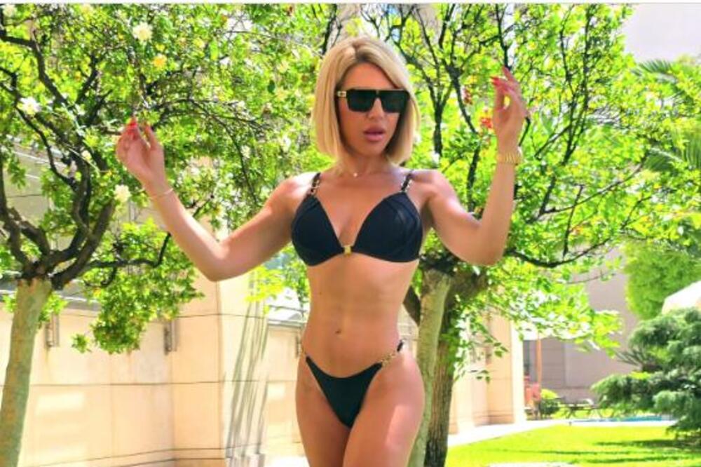 REŠILA DA TIGRA IZLUDI NAČISTO! Jeremićeva pozirala u TRAČICAMA, a onda ZAVRŠILA NA MUŠKOJ POTKOLENICI