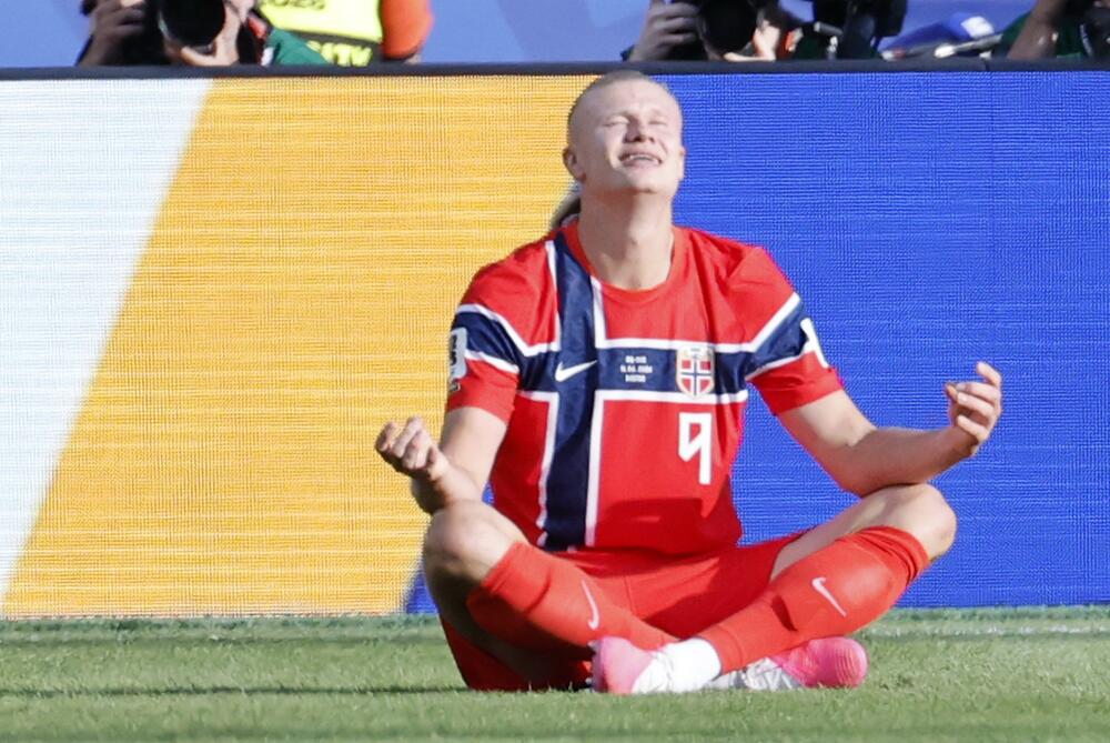"MOJ PRVI GOL JE LEP, DRUGI JOŠ LEPŠI, FANTASTIČNO JE"! Holan nahvalio sebe posle pobede Norveške
