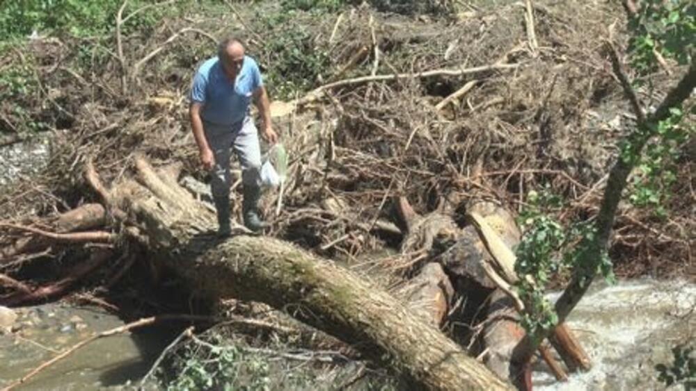 Putevi u pojedinim selima potpuno odneti, upućena teška mehanizacija: Jako nevreme napravilo haos - evo i gde! FOTO