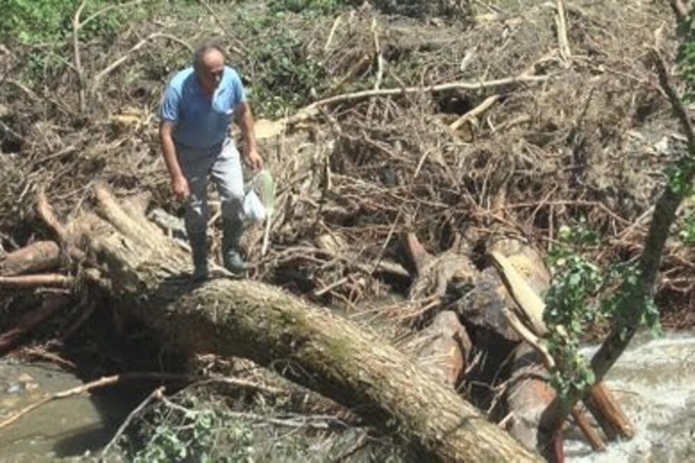 Putevi u pojedinim selima potpuno odneti, upućena teška mehanizacija: Jako nevreme napravilo haos - evo i gde! FOTO