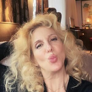 NEKAD PLAVUŠA U KOJU JE BILA ZALJUBLJENA SRBIJA, A SAD MIR NAŠLA U SVETINJI: Majčinstvo joj je ŽIVA RANA