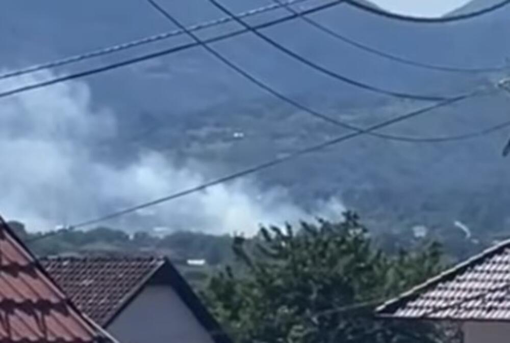 Izbio veliki požar u selu kod Čačka: Gusti dim prekrio nebo, vidi se iz daleka! (VIDEO)