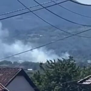 Izbio veliki požar u selu kod Čačka: Gusti dim prekrio nebo, vidi se iz daleka! (VIDEO)