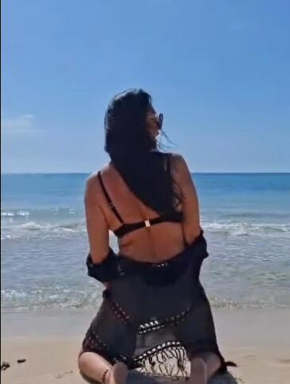 FOLKERKA SE RASPIŠTOLJILA NA PLAŽI, PA KRENULA DA IZAZIVA MUŠKI POL! Zbog Nelinog snimka GORI SVE - SKLONITE ŽENE