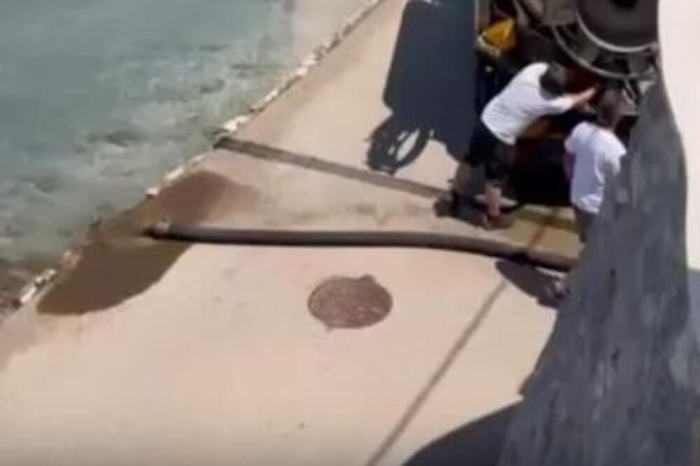CISTERNA ISPRAZNILA FEKALIJE NA POPULARNU PLAŽU PRAVO PRED TURISTE! Šok na jednoj od omiljenih destinacija Srba