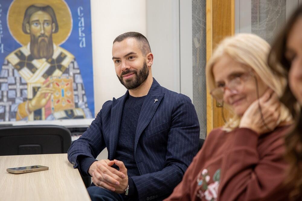 &bdquo;JAČA STRANA PRIČE&ldquo;: PROJEKAT MIHAJLA PAVIĆA KOJI MLADIMA DAJE PROSTOR DA SE MEĐUSOBNO BOLJE RAZUMEJU