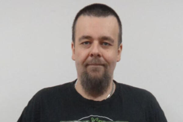 AKO VIDITE OVOG ČOVEKA, NE PRIBLIŽAVAJTE MU SE! Osuđeni ubica pobegao tokom izleta sa pratnjom, policija na nogama!