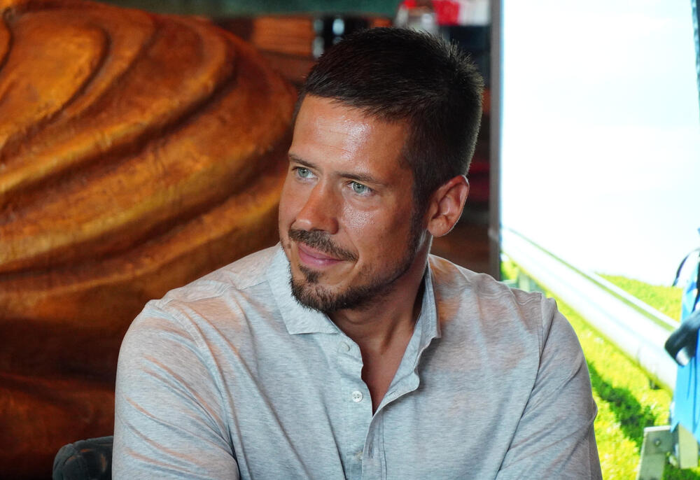Nikola Rokvić sa šeširom u ruci iznenadio prolaznike: Usred dana zapevao u Skadarliji, Beograđani se raspametili