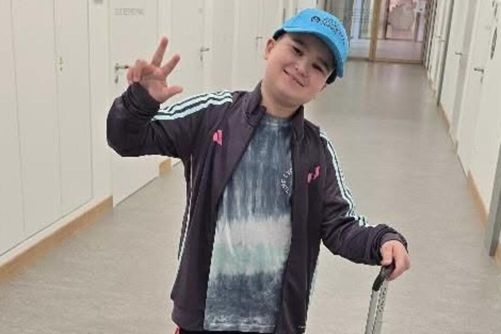 Dečak Andrija uspešno podneo još jednu tešku operaciju: Uprkos teškoj i retkoj bolesti ne skida osmeh sa lica