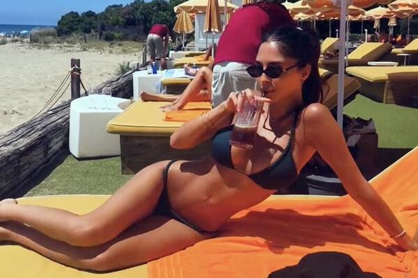 RAZGOLITILA SE I NE ZNA ZA STID: Nevaljalo izdanje rasplamsalo maštu, haljina sa prorezima umala otkrila previše