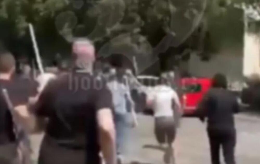 (VIDEO) Brutalna tuča Delija i Grobara u Zemunu: Huligani se jurili motkama po ulici!