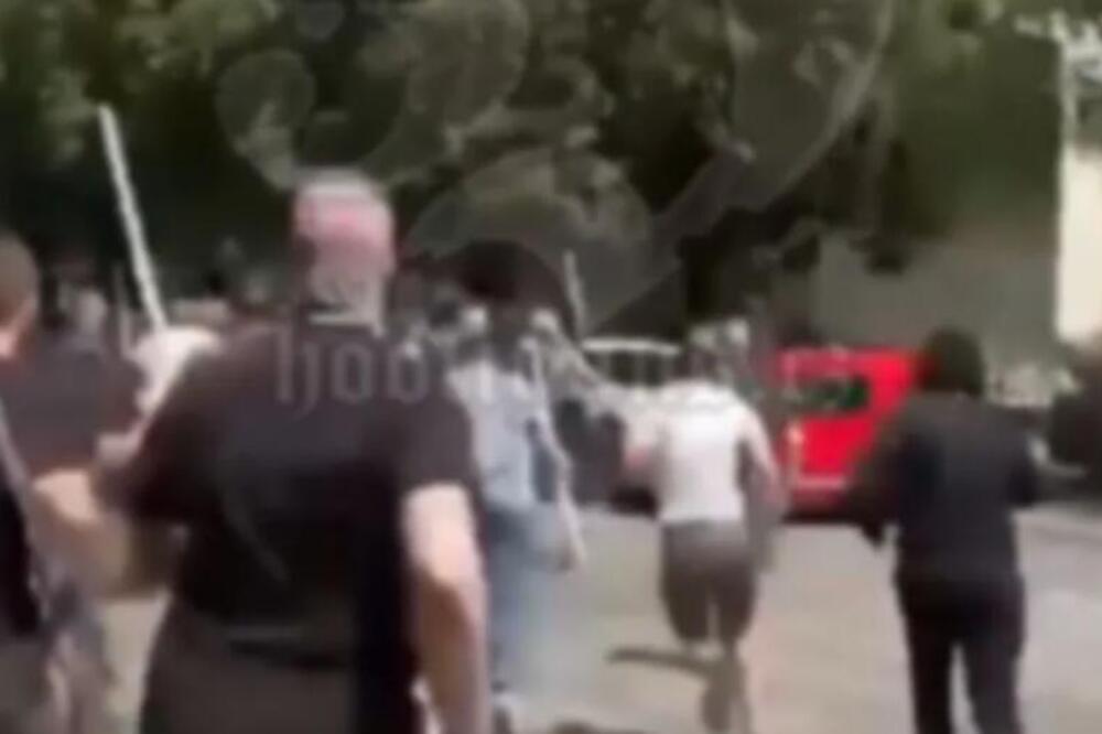 (VIDEO) Brutalna tuča Delija i Grobara u Zemunu: Huligani se jurili motkama po ulici!