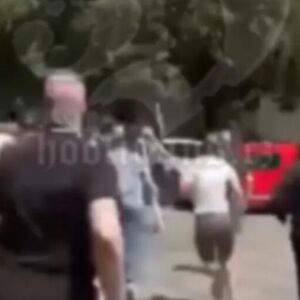 (VIDEO) Brutalna tuča Delija i Grobara u Zemunu: Huligani se jurili motkama po ulici!