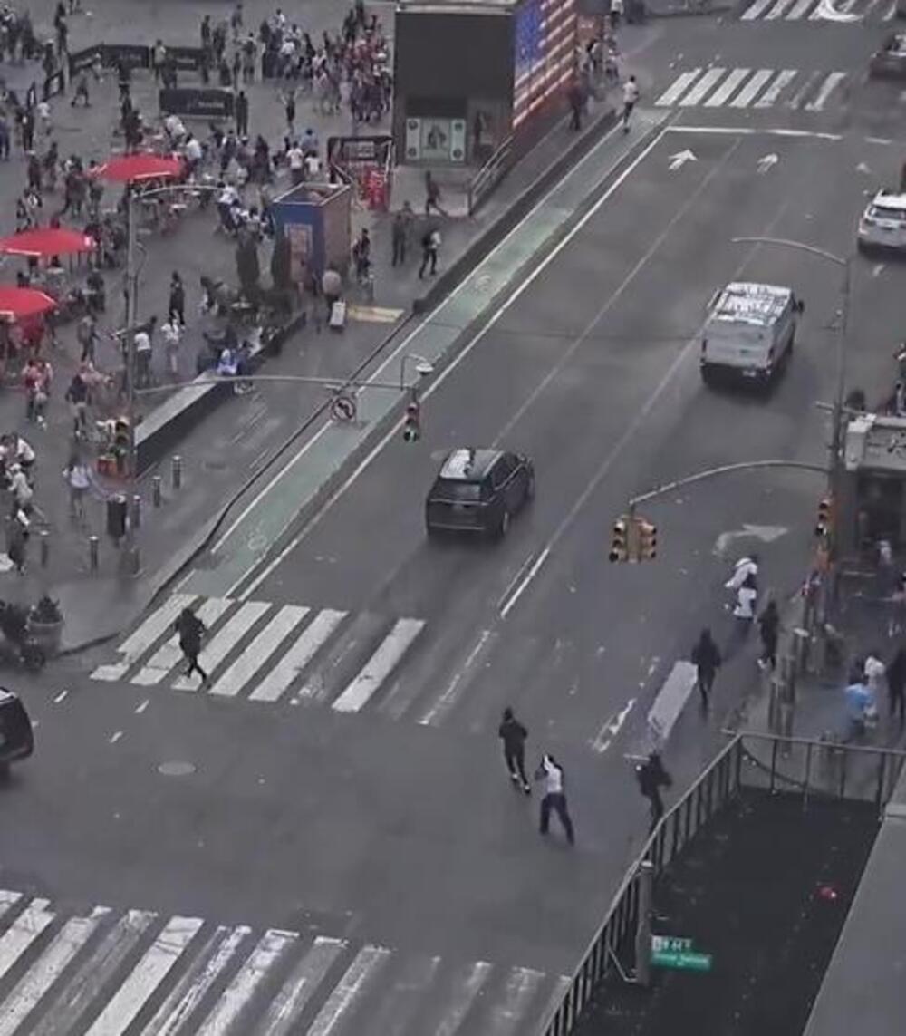 HOROR U NJUJORKU! Muškarcu PREREZAN VRAT nasred ulice, odjekivali rafali – scene sa TAJMS SKVERA UŽASAVAJU! (VIDEO)