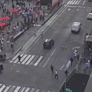 HOROR U NJUJORKU! Muškarcu PREREZAN VRAT nasred ulice, odjekivali rafali - scene sa TAJMS SKVERA UŽASAVAJU! (VIDEO)