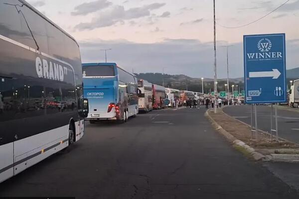 Kolona nema kraja, agonija će potrajati: Srbi objavili snimak sa Evzonija, naoružajte se strpljenjem (VIDEO)