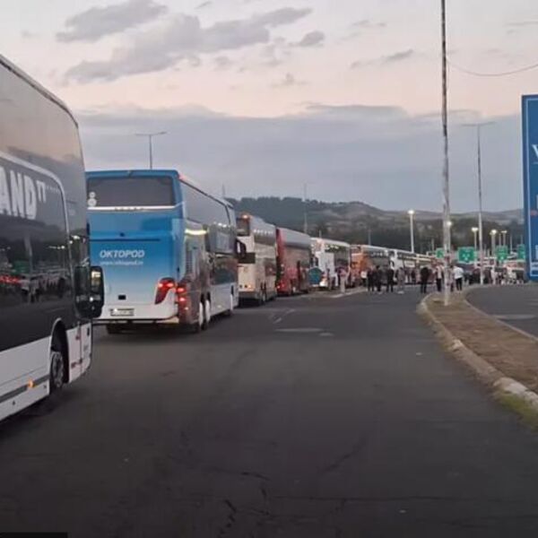 Kolona nema kraja, agonija će potrajati: Srbi objavili snimak sa Evzonija, naoružajte se strpljenjem (VIDEO)
