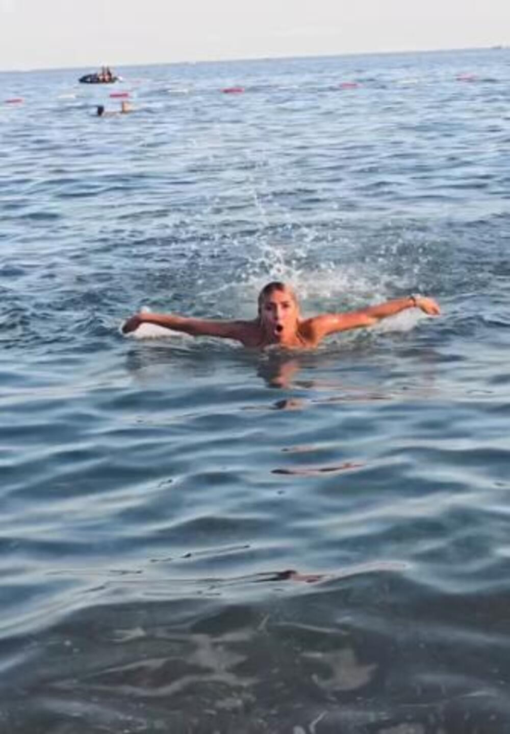 DA JE NEMA, TREBALO BI JE IZMISLITI! Jovana Jeremić izvodi VODENE AKROBACIJE usred Budve, objavila ŠOK SNIMAK