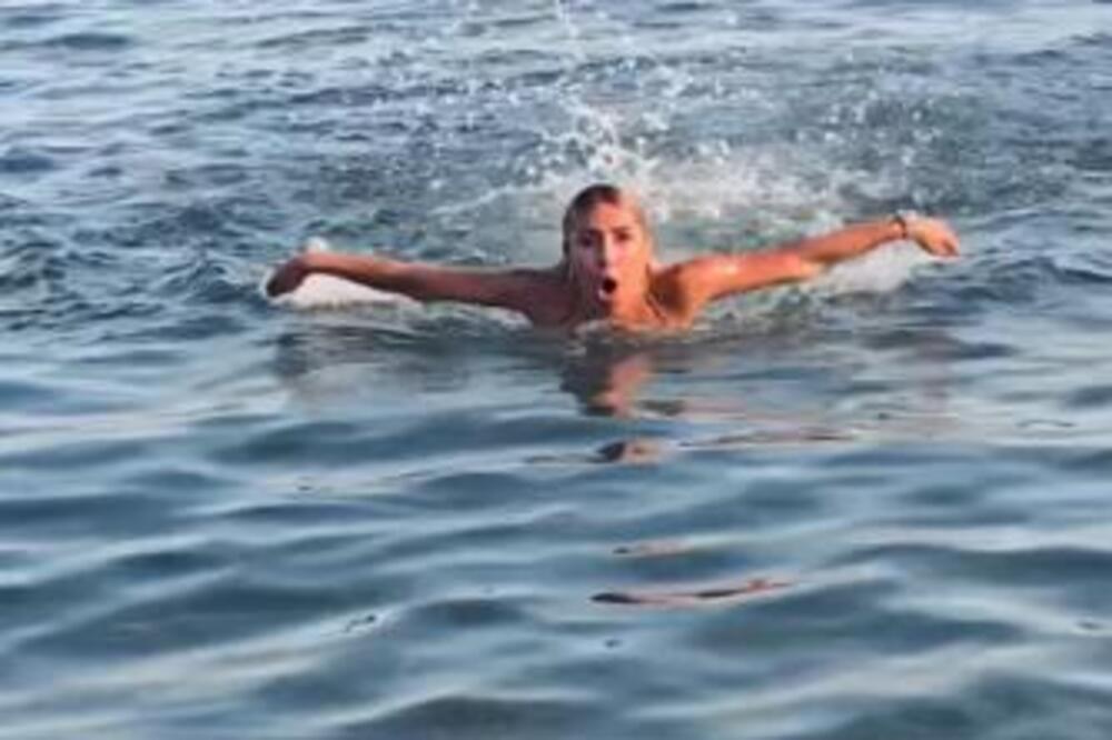 DA JE NEMA, TREBALO BI JE IZMISLITI! Jovana Jeremić izvodi VODENE AKROBACIJE usred Budve, objavila ŠOK SNIMAK
