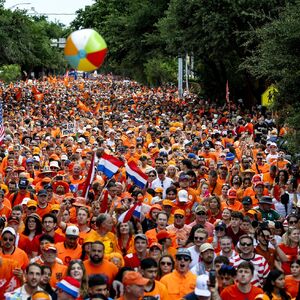 HJUSTONE STVARNO IMAMO PROBLEM! Narandžasti talas na ulicama predvođen Snajderom i Van der Sarom (Video)