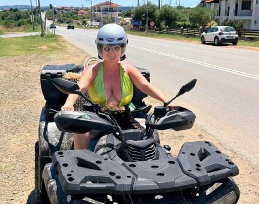 ŽENO, GRUDI SAMO ŠTO TI NE ISPADNU: Rešila ozbiljno da isprovocira Srbe, teško da ćete nešto videti od dekoltea