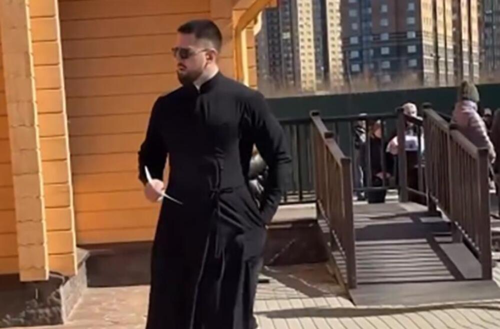 BABA DO BABE! Vernice IZGUBILE RAZUM zbog zgodnog sveštenika iz Rusije, JEDNA PALA NA KOLENA KAD JU JE... (VIDEO)