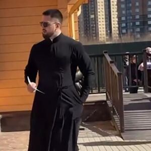 BABA DO BABE! Vernice IZGUBILE RAZUM zbog zgodnog sveštenika iz Rusije, JEDNA PALA NA KOLENA KAD JU JE... (VIDEO)