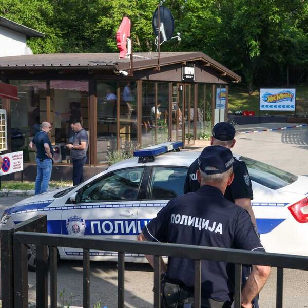 SNIMAK UBISTVA VESKOVIĆA U KAFIĆU U KUMODRAŽU: Pruža ruku napadaču, okreće se ka stolu... (VIDEO)