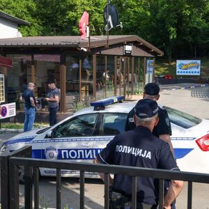 SNIMAK UBISTVA VESKOVIĆA U KAFIĆU U KUMODRAŽU: Pruža ruku napadaču, okreće se ka stolu... (VIDEO)