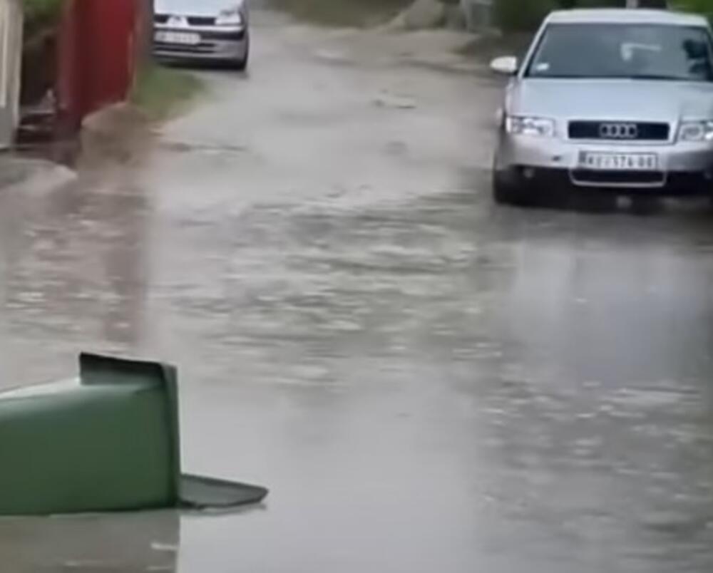 Ulice u ovom gradu u Srbiji su totalno potopljene: Nevreme onemogućilo pešacima da se slobodno kreću (VIDEO)