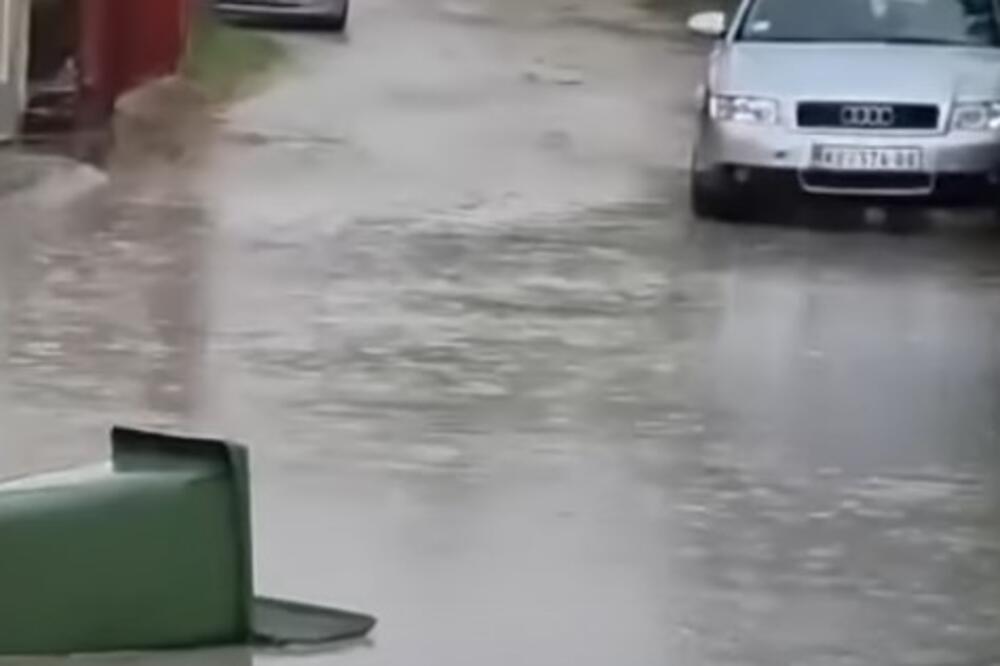Ulice u ovom gradu u Srbiji su totalno potopljene: Nevreme onemogućilo pešacima da se slobodno kreću (VIDEO)
