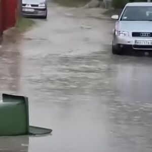 Ulice u ovom gradu u Srbiji su totalno potopljene: Nevreme onemogućilo pešacima da se slobodno kreću (VIDEO)