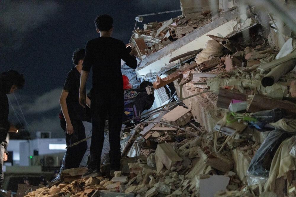 POTRESNI SNIMCI ZASTRAŠUJUĆEG ZEMLJOTRESA: Pucaju zidovi, sve se ruši, ljudi izbezumljeni beže po aerodromu (VIDEO)